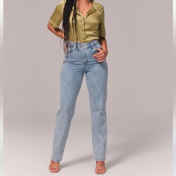 Abercrombie & Fitch Curve Love The 90’s Straight Ultra High Rise Light Wash - Picture 2 of 11